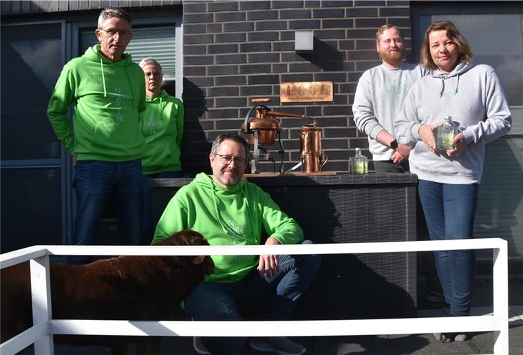 Das Norgin-Team um das Ehepaar Birthe (rechts) und Dirk Vowinkel (Mitte) freut sich über die Bronze-Auszeichnung ihres London Dry Gin durch die internationale Jury der World Gin Awards. Im letzten Jahr war ihr Gin zum bester Gin Deutschlands auserkoren worden.