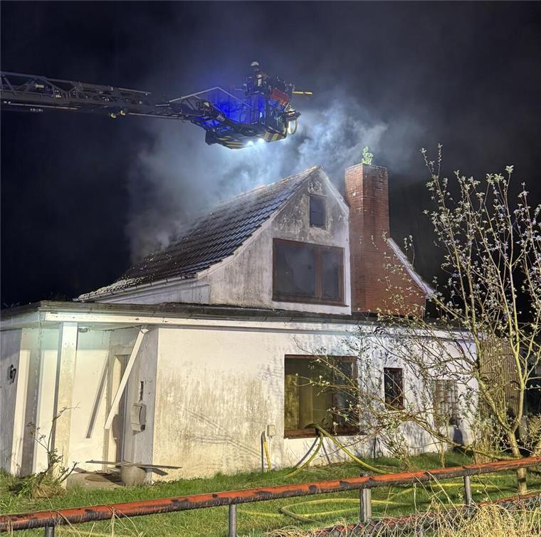 Nächtlicher Brand in Bremerhaven: Einfamilienhaus schwer beschädigt Brennendes Haus