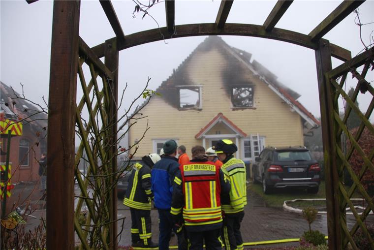 Feuer in Drangstedt: Mehr als 100 Feuerwehrleute im Einsatz Das Obergeschoss eines Hauses brannte völlig aus.