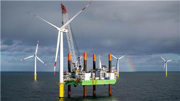 Das Offshore-Windkraftanlagen-Errichterschiff „Thor“ im Windpark Riffgat, rund 15 Kilometer nördlich der Insel Borkum.