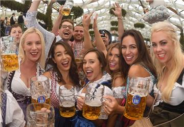 Das Oktoberfest in München hat begonnen. Nach dem Anstich feiern die Wiesnbesucher im Hofbräuzelt.

