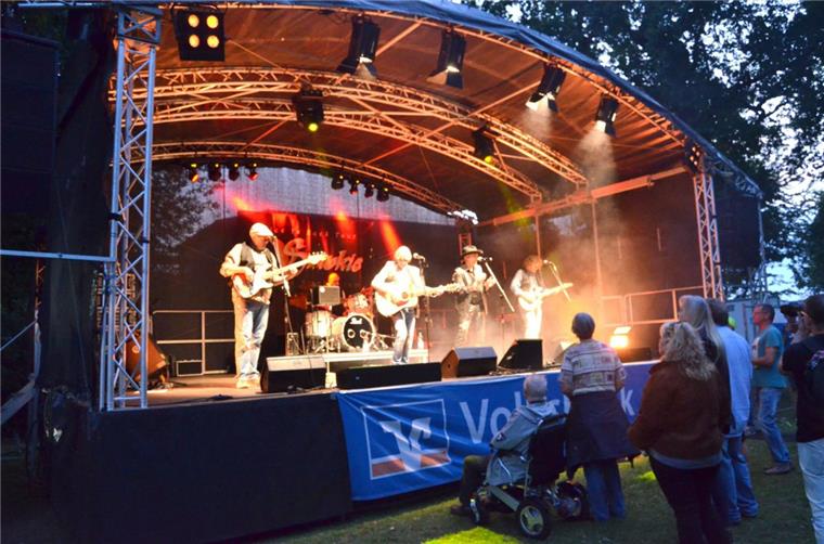 Loxstedt: Wir haben die schönsten Bilder vom LoxRock Das Open-Air-Musikevent LoxRock lockte mehr als 1500 Besucher in den Gertrudenpark in Loxstedt. Auch Coverband CC-Smokie gehörte zum Musikprogramm.