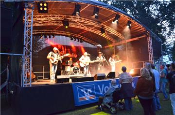 Das Open-Air-Musikevent LoxRock lockte mehr als 1500 Besucher in den Gertrudenpark in Loxstedt. Auch Coverband CC-Smokie gehörte zum Musikprogramm.