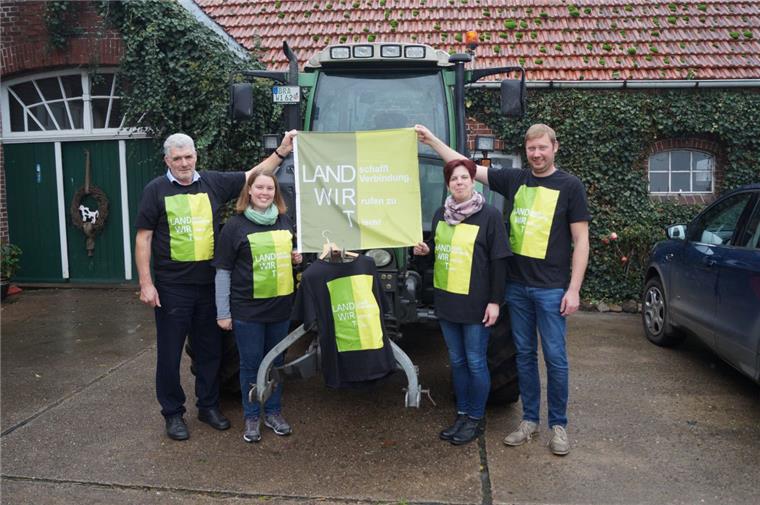 Das Organisationsteam der Wesermarsch ist bereit für die Treckerfahrt nach Oldenburg (von links): Carsten Gülsing-Lüerßen, Ulrike Witting, Bettina Knutzen und Douwe Witbaard. Auf dem Bild fehlt Nils von Deetzen.