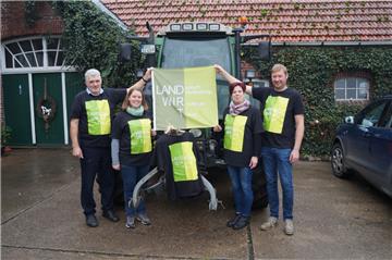 Das Organisationsteam der Wesermarsch ist bereit für die Treckerfahrt nach Oldenburg (von links): Carsten Gülsing-Lüerßen, Ulrike Witting, Bettina Knutzen und Douwe Witbaard. Auf dem Bild fehlt Nils von Deetzen.