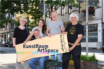 Das Organisationsteam von Kunstraum/Artspace (von links): Karin Fröhling (Druck-Art), Quartiersmeister Jens Rillke, Marie Garms (Kulturbüro), Robert Worden (Förderverein Alte Bürger) und Jochen Hertrampf (Kulturbüro). 