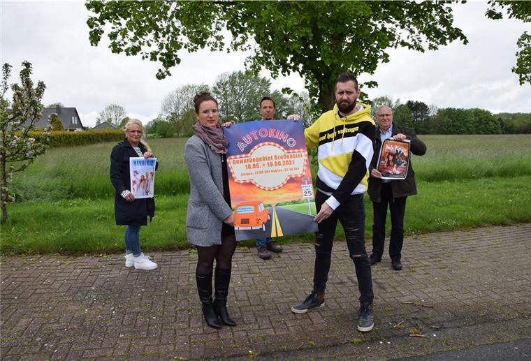 Autokino Nordenham: Vorverkauf beginnt morgen Das Organisatoren-Team des Autokinos in Nordenham vor der Wiese, auf der die Vorstellung am 18. und 19. Juni stattfindet (von links): Tanja Westphal von der WIN, Veranstalterin Maren Lutz, Mario Krause von Kubolt, Thomas Neumann, Vorsitzender des Fonsstock Festivals am Weserstrand und nicht zuletzt Norbert Osterdorf vom Central-Theater Brake.