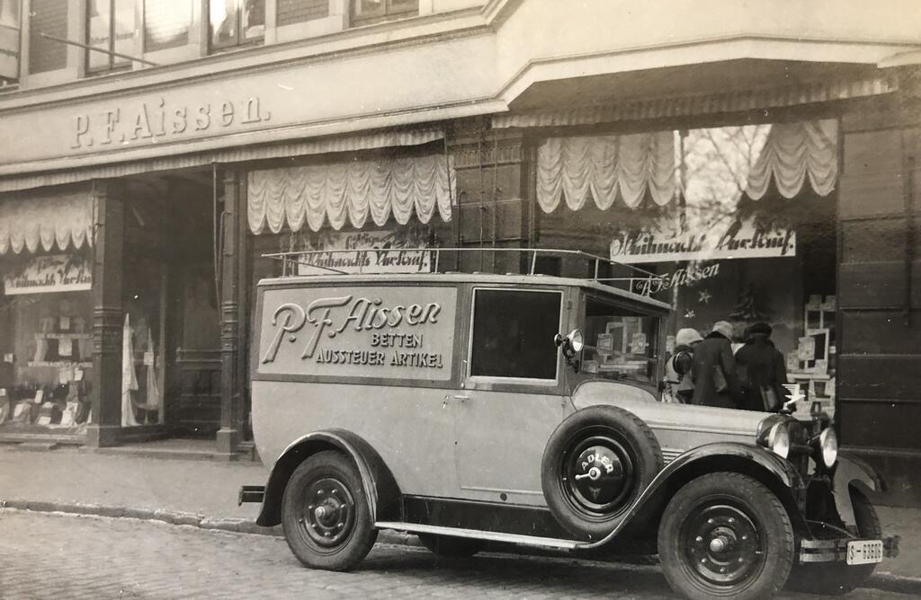 Das Original-Lieferfahrzeug, ein „Adler“, im Jahr 1930 vor dem Geschäft.