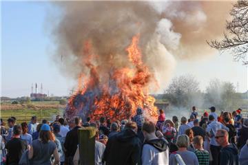 Das Osterfeuer auf der Leher Juki-Farm loderte hoch in den sommerlichen Himmel und rund 600 Schaulustige amüsierten sich bei der Open-Air-Familienparty.
