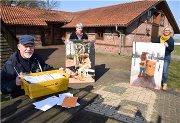Das Osterhasenbüro ist jetzt im Ostereistedter Fachwerkhaus untergebracht. Teamleiterin Doris Kröger (Mitte) und ihr Vorgänger Hans-Hermann Dunker freuen sich mit Bürgermeisterin Ulrike Ringen über diese Möglichkeit.