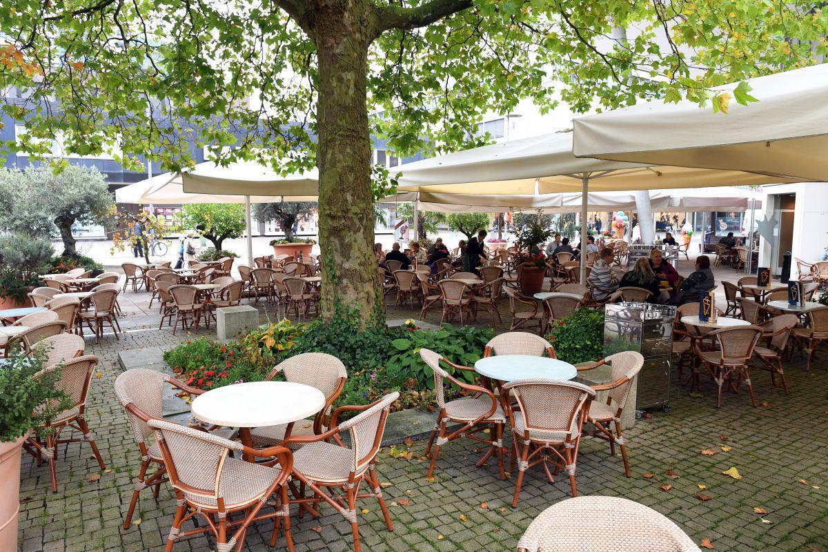 Das Paradebeispiel für eine gut gestaltete Außengastronomie: Das Eiscafé Coccato am Kirchplatz in Bremerhaven wird von großen Grünpflanzen in Terracotta-Töpfen gesäumt, die hochwertigen Sitzmöbel stehen in farblichem Einklang mit Sonnenschirmen ohne aufdringliche Werbeaufdrucke.