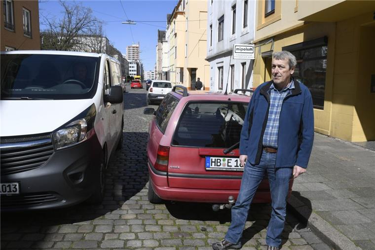 Lehe: Neue Parkregelung sorgt für Knöllchenflut Das Parken vor der Haustür in der Körnerstraße bereitet Reiner Wettje
gerade Kopfzerbrechen.