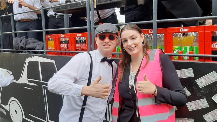 Das Party-Outfit stimmt, die Getränke-Auswahl auch.
