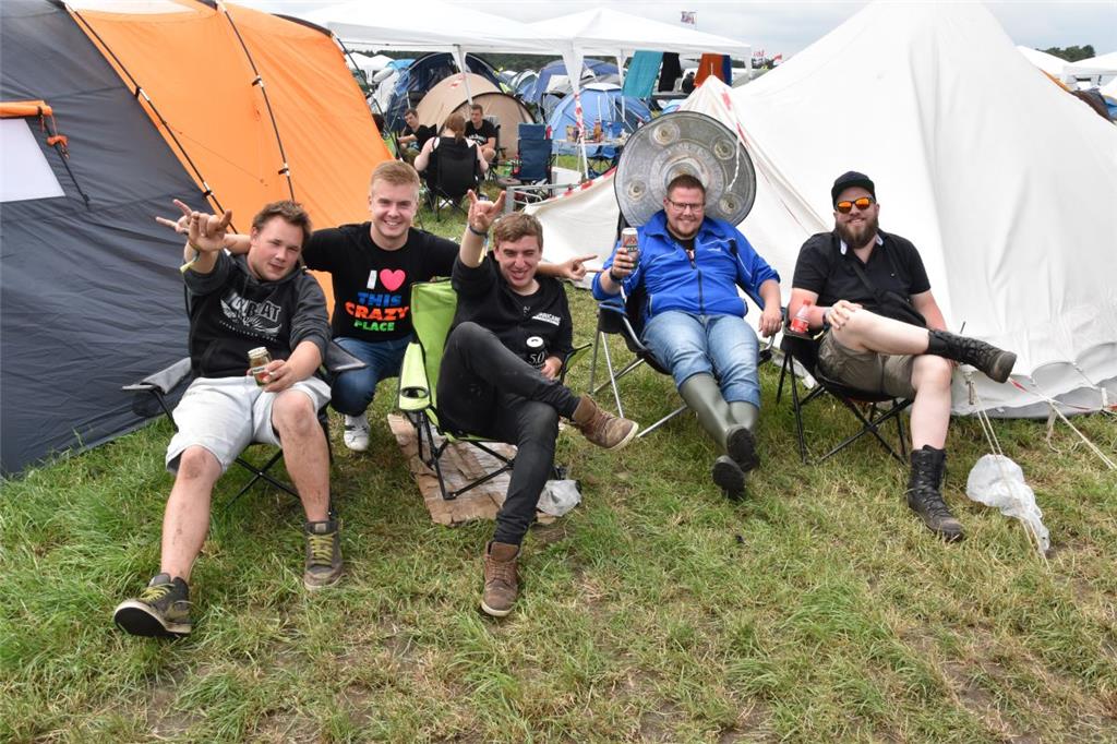 Das Partyvolk genießt das gute Wetter in Scheeßel.