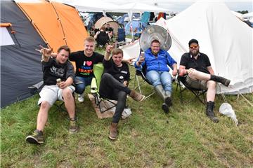 Das Partyvolk genießt das gute Wetter in Scheeßel.