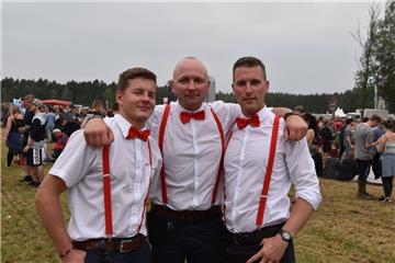 Das Partyvolk genießt das gute Wetter in Scheeßel.