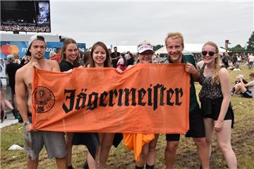Das Partyvolk genießt das gute Wetter in Scheeßel.
