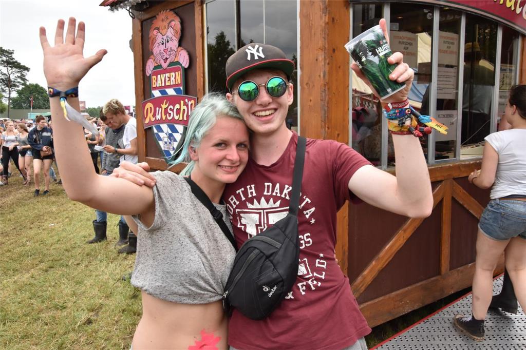 Das Partyvolk genießt das gute Wetter in Scheeßel.