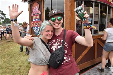 Das Partyvolk genießt das gute Wetter in Scheeßel.