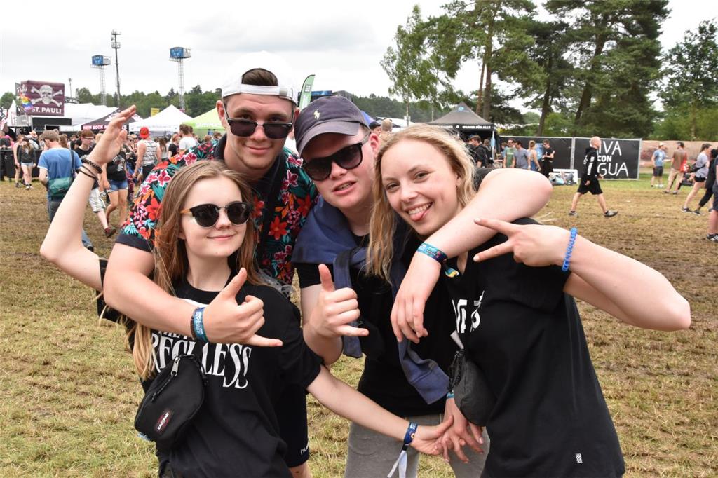 Das Partyvolk genießt das gute Wetter in Scheeßel.