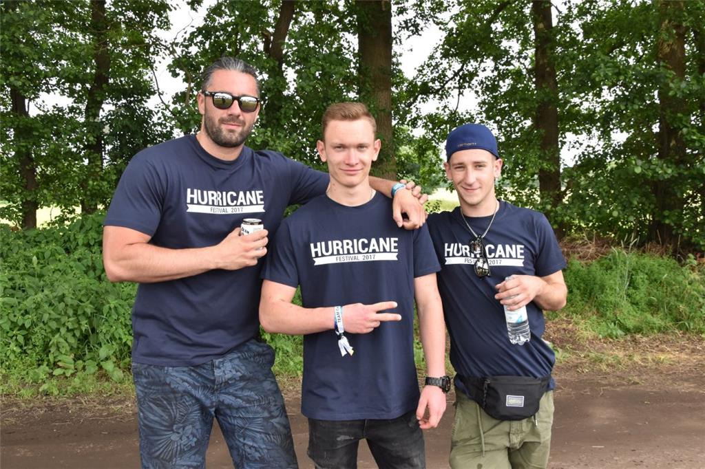 Das Partyvolk genießt das gute Wetter in Scheeßel.