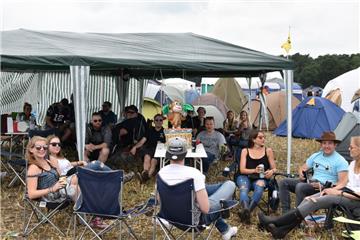 Das Partyvolk genießt das gute Wetter in Scheeßel.