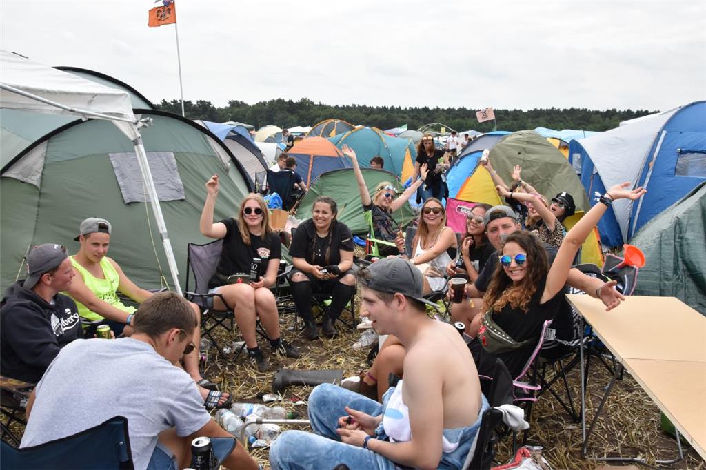 Das Partyvolk genießt das gute Wetter in Scheeßel.