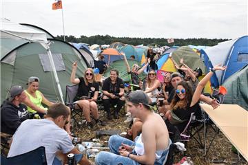 Das Partyvolk genießt das gute Wetter in Scheeßel.