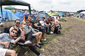 Das Partyvolk genießt das gute Wetter in Scheeßel.