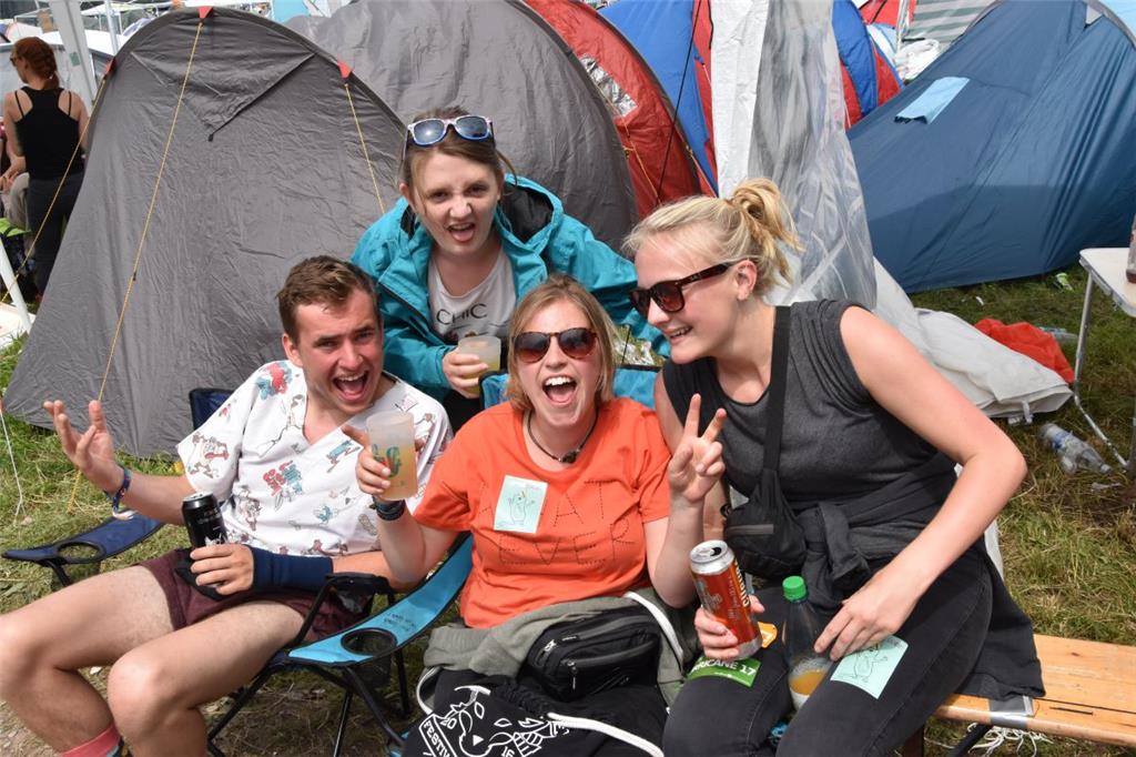 Das Partyvolk genießt das gute Wetter in Scheeßel.