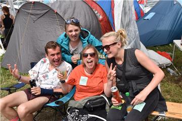 Das Partyvolk genießt das gute Wetter in Scheeßel.
