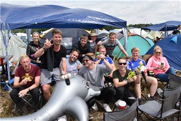 Das Partyvolk genießt das gute Wetter in Scheeßel.