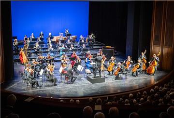 Das Philharmonische Orchester Bremerhaven unter der Leitung von Generalmusikdirektor Marc Niemann (Mitte, vorn), hier beim Neujahrskonzert 2020 im Stadttheater, spielt Werke von Auerbach, Ullmann und Dvorák.