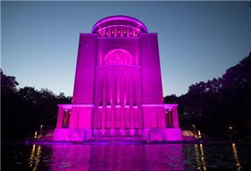 Das Planetarium wird im Rahmen einer bundesweiten Aktion zum Welt-Mädchentag mit pinkfarbenen Licht angestrahlt.