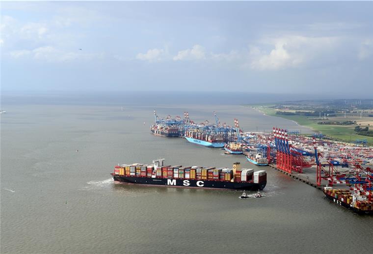Containerschiff legt von der Stromkaje ab.