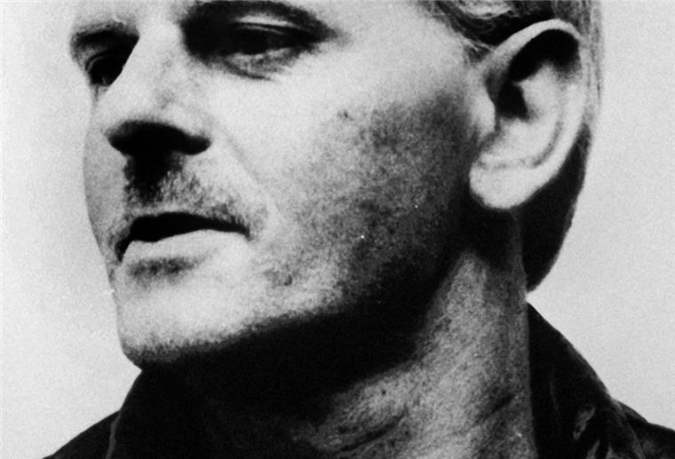 Das Polizei-Aktenfoto aus dem Jahr 1995 zeigt den am 23. Februar 1997 in Holzminden verschwundenen Wolfgang Knoll. Der Fall des Mannes ist an diesem Mittwoch (03.08.2022) Thema in der Sendung «Aktenzeichen XY... ungelöst» im ZDF. Vor seinem Verschwinden hatte der Mann eine langjährige Haftstrafe wegen eines Tötungsdeliktes abgesessen. (zu dpa: «Polizei sucht bei «Aktenzeichen XY» nach seit 1997 vermisstem Mann» - nur s/w) +++ dpa-Bildfunk +++