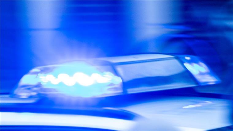 Das Polizeiauto ging in Flammen auf. (Symbolbild)