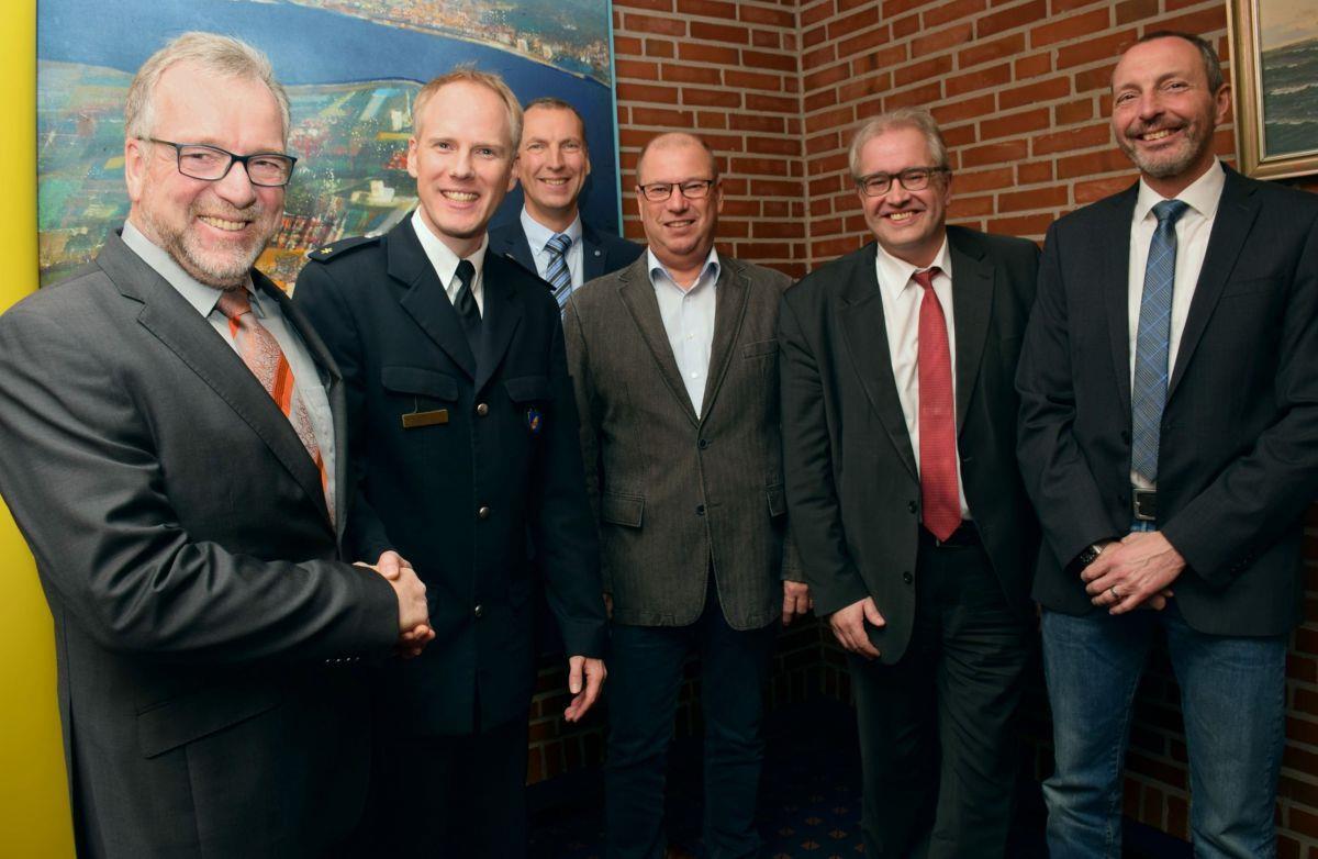 Polizeikommissariat in Nordenham hat einen neuen Chef Das Polizeikommissariat (PK) Nordenham hat einen neuen Leiter: Patrick Hublitz (Zweiter von links). Das Foto zeigt ihn bei der offiziellen Amtseinführung mit (von links): Polizeipräsident Johann Kühme, Arne Schmidt (früherer PK-Leiter), Helmut Strowitzki (früherer kommissarischer PK-Leiter), Bürgermeister Carsten Seyfarth und Jörn Stilke (Leiter der Polizeiinspektion Delmenhorst/Oldenburg-Land/Wesermarsch).