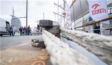Das polnische Segelschiff &quot;Dar Mlodziezy&quot; liegt an der Seebäderkaje in...