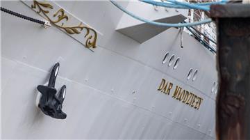 Das polnische Segelschiff &quot;Dar Mlodziezy&quot; liegt an der Seebäderkaje in...