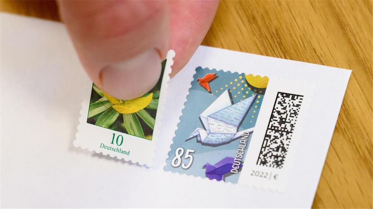 Post ändert Brieflaufzeiten: Zustellung dauert künftig länger - und Porto steigt Das Porto eines Standardbriefs steigt zum Jahreswechsel von 85 auf 95 Cent. (Symbolbild)