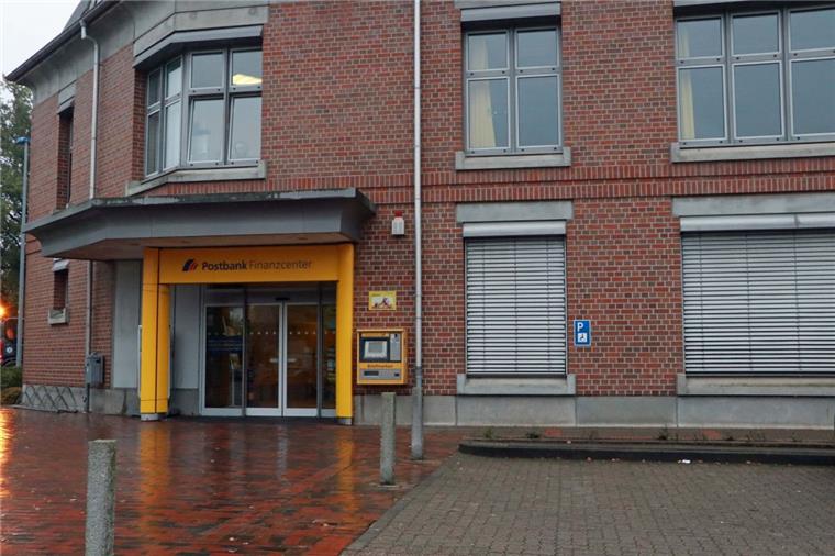 Das "Postamt" am Vitus-Platz wird von der Postbank, einer Tochter der Deutschen Bank, betrieben. Die Postzustellung hingegen liegt in Händen der Deutschen Post DHL. Und die sucht ein Grundstück für einen Neubau in Zeven.