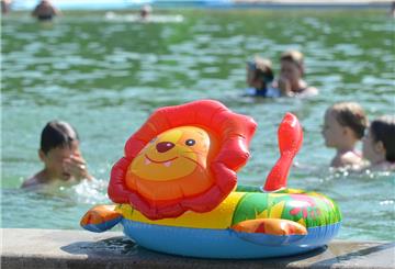 Das prächtige Sommerwetter hat in den zurückliegenden Tagen auch dem Naturbad in Zeven jede Menge Besucher beschert. Viele kommen von weit her.