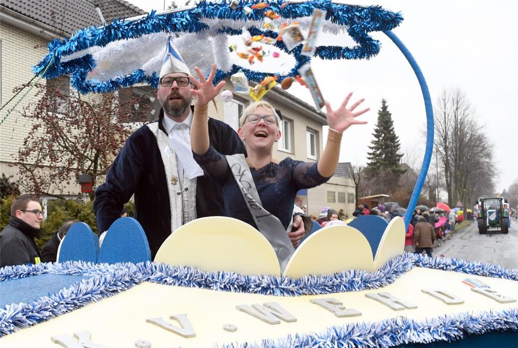 Das Prinzenpaar Carsten und Nicole  Bremer begrüßte die rund 8000 Zuschauer. Fot...