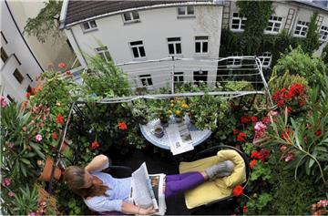 Das private kleine Paradies auf dem Balkon gehört für viele Wohneigentümer und Mieter zum Sommer. Doch Blümchengießen kann zu Zoff führen, wenn nicht Rücksicht auf die Mitbewohner darunter genommen wird. Dazu fordert die Rechtslage nämlich auf. 