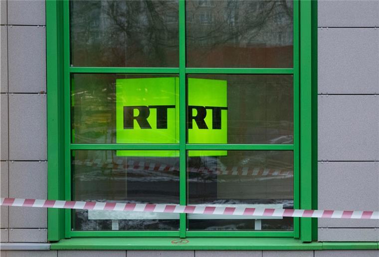 Gericht untersagt deutsches Programm von russischem Staatsmedium RT Das Logo des staatlichen russischen TV-Senders «Russia Today» (RT) ist im Fenster eines Büros des Senders zu sehen.