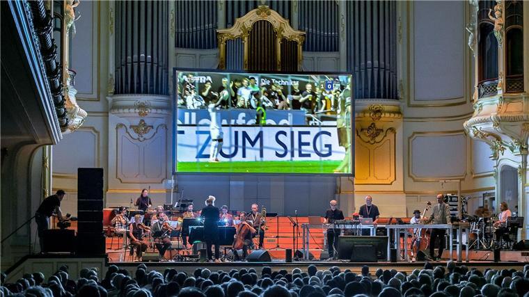 Das Projekt „The Game“ vertont in der Laiszhalle live das Fußballspiel der Zweitligisten St.Pauli und Vfl Osnabrück.