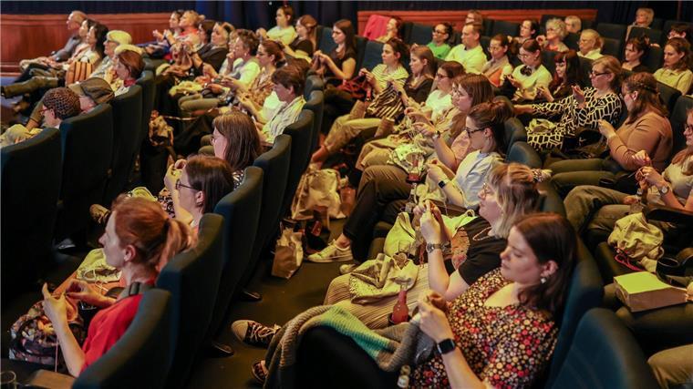 Das Publikum beim „Strick-Kino“ sind überwiegend Frauen.