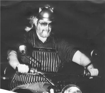 Das Radarfoto der Polizei Erbach vom Juli 2001 zeigt einen Motorradfahrer, der a...