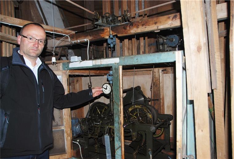 Das Räderwerk der Kirchturmuhr von St. Jakobi steht still. Pastor Dirk Glanert hofft darauf, dass genügend Spenden eingehen werden, um den Chronometer draußen am Turm wieder zum Laufen zu bringen.